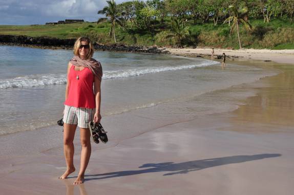 Caminhando na praia de Anakena, em Rapa Nui (ou Ilha de Páscoa), território chileno no meio do Oceano Pacífico